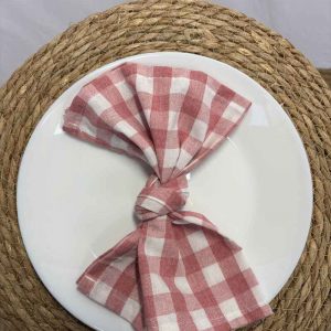 Serviette rose à carreaux