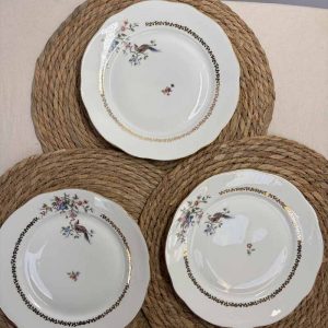 Assiettes plates dépareillées fleuries