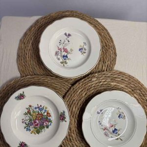 Assiettes creuses dépareillées fleuries