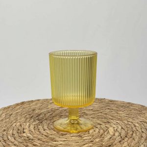 Verre à pied jaune