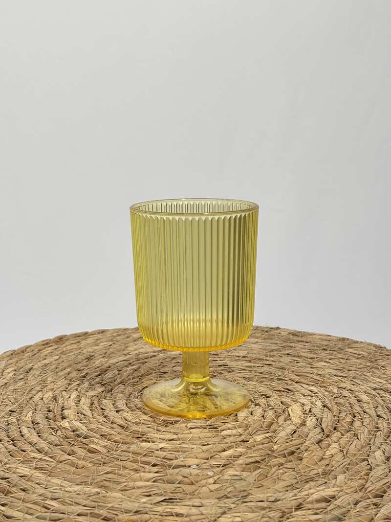 Verre à pied jaune