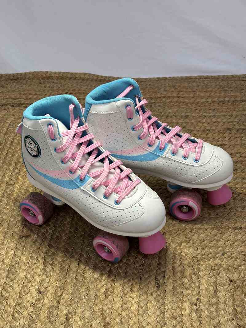 Paire de patins à rouletttes blanc, rose et b