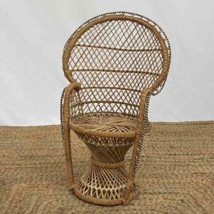 Chaise en rotin miniature